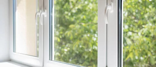Janelas fechadas de um ambiente interno